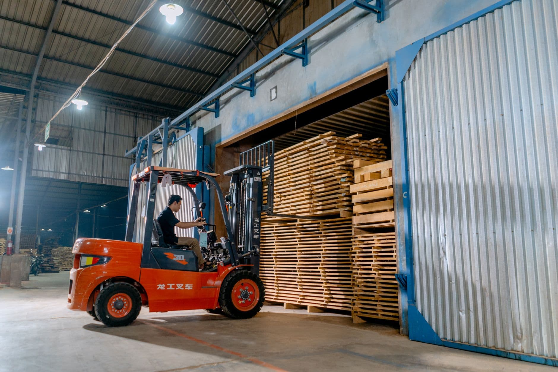 Heftruck laadt een europallet in een magazijn